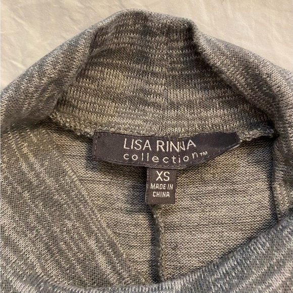 Lisa Rinna Connection, turtle neck, short sleeve tunic. Size XS - Picture 5 of 7